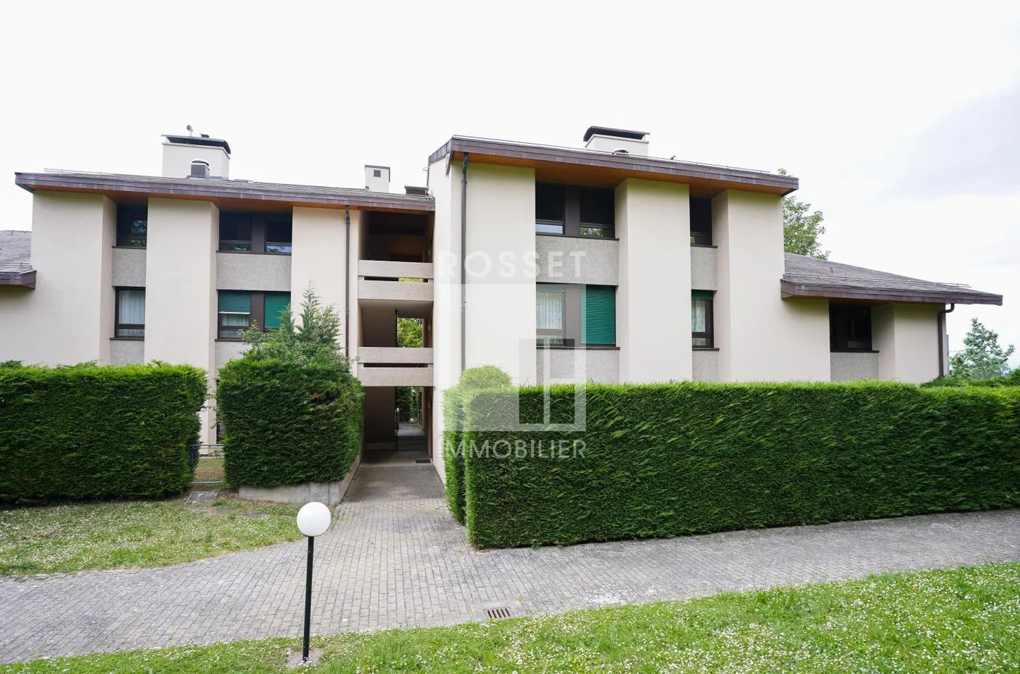 Appartement de 4 pièces au rez en campagne Genevoise se composant de la manière suivante : - Photo 1 sur 3