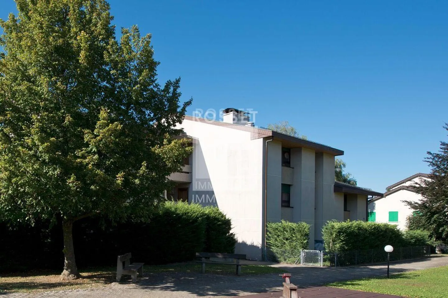 Appartement de 4 pièces au rez en campagne Genevoise se composant de la manière suivante : - Photo 2 sur 3