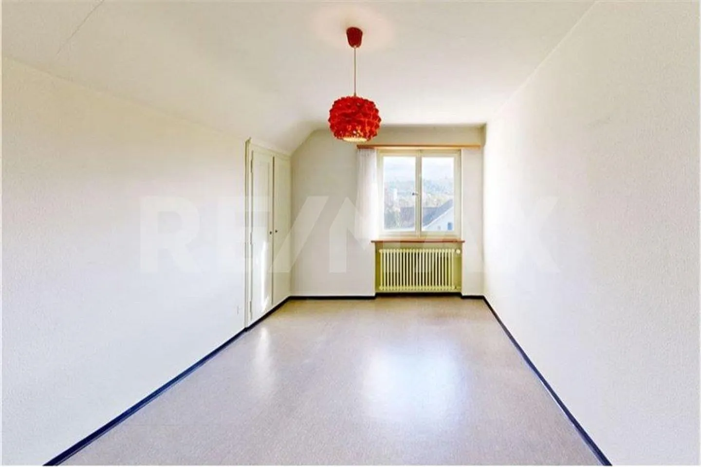 4.5 Room Single Family House with Plenty of Surroundings - Ideal for New Construction or Renovation - Photo 11 of 13