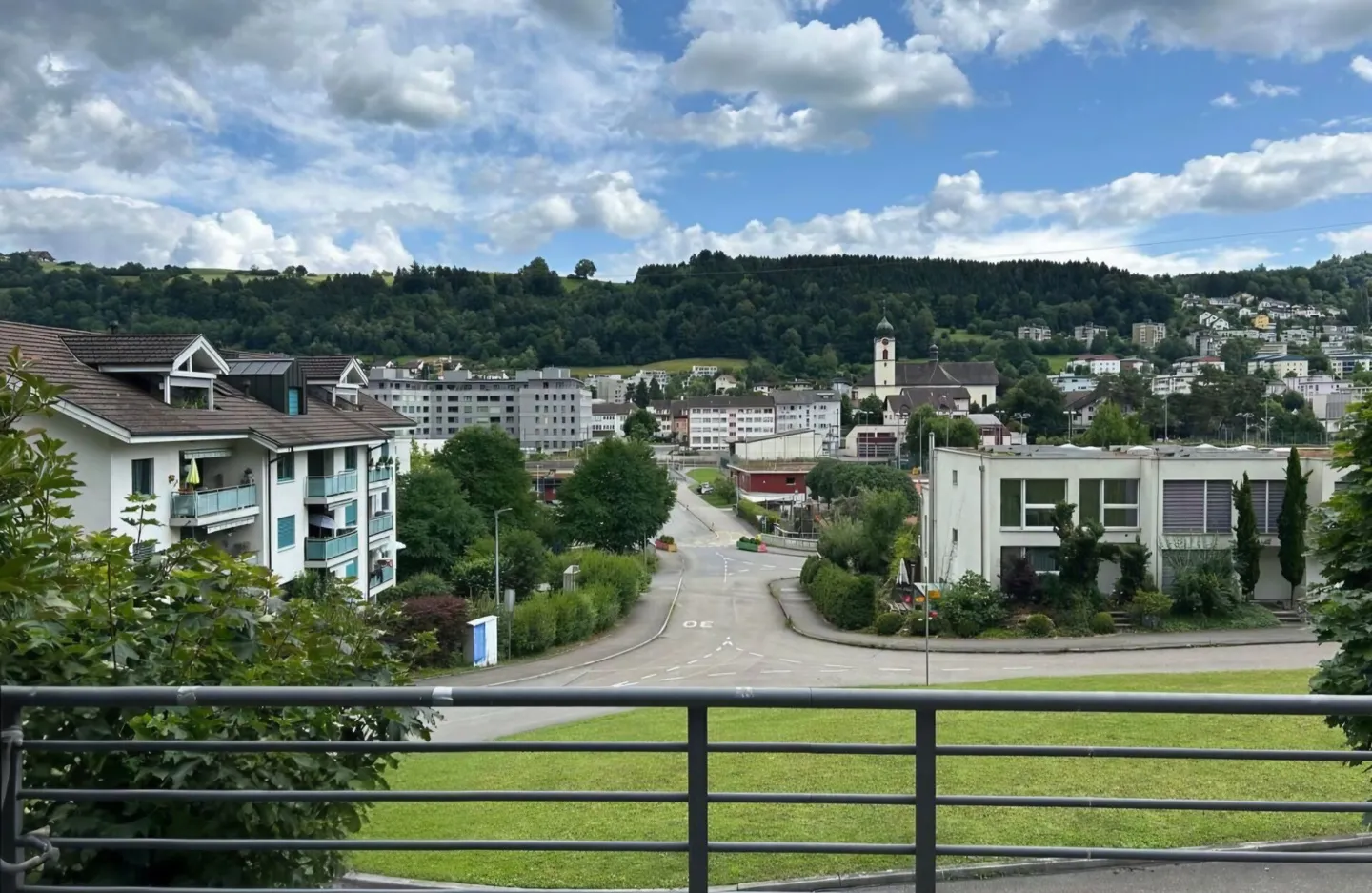 Idylle familiale avec vue ! Maison spacieuse à Ebikon - Photo 1 sur 22
