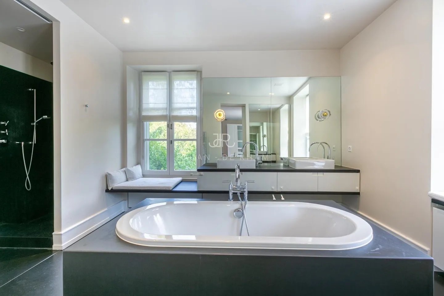 Stunning property near the lake - Photo 7 of 7