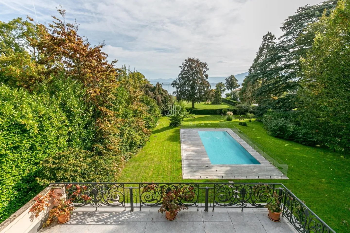 Stunning property near the lake - Photo 2 of 7