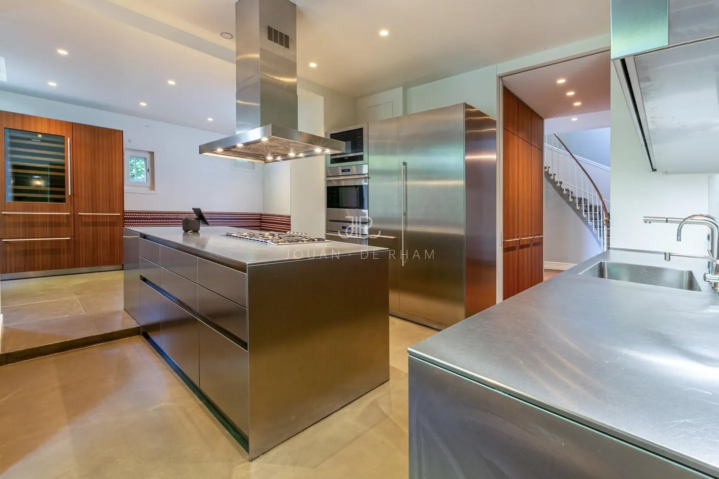 Stunning property near the lake - Photo 3 of 7