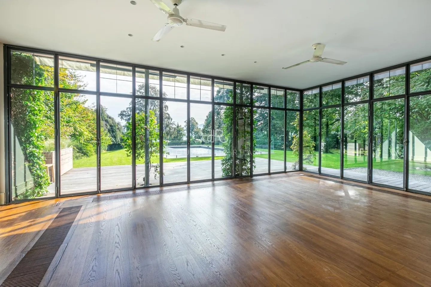 Stunning property near the lake - Photo 4 of 7