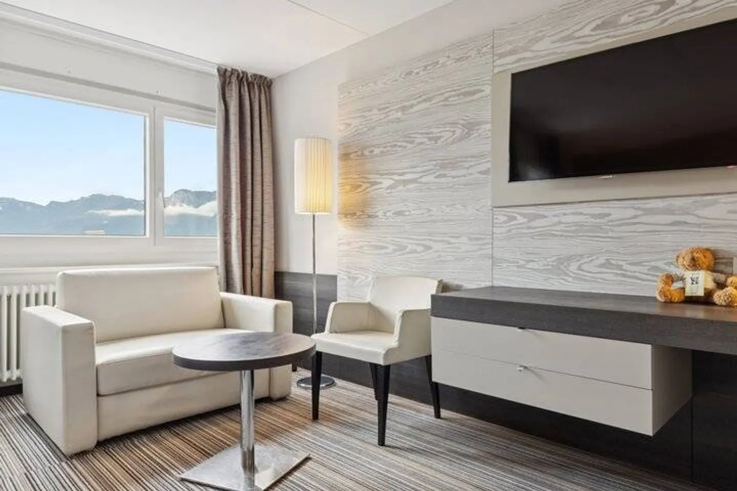INVESTISSEMENT DANS UNE CHAMBRE D'HÔTEL À MONTREUX - SANS UTILISATION PERSONNELLE - Photo 6 sur 9
