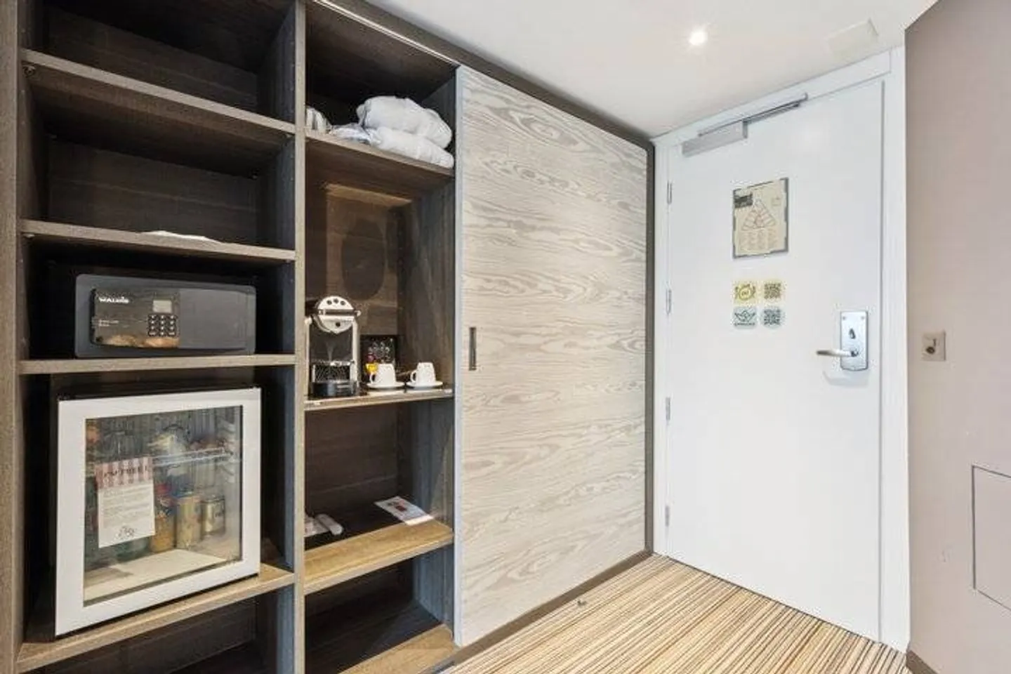 INVESTISSEMENT DANS UNE CHAMBRE D'HÔTEL À MONTREUX - SANS UTILISATION PERSONNELLE - Photo 7 sur 9