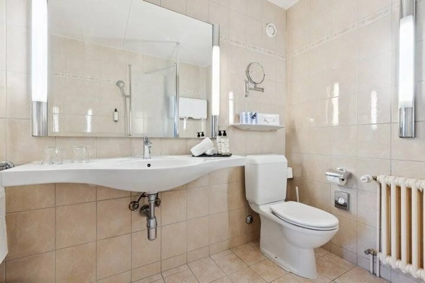 INVESTISSEMENT DANS UNE CHAMBRE D'HÔTEL À MONTREUX - SANS UTILISATION PERSONNELLE - Photo 8 sur 9