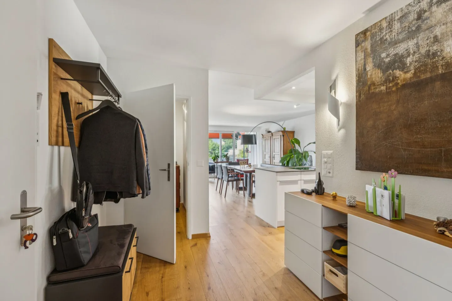 Appartamento modernizzato vicino alla città con garage e parcheggio esterno - Foto 2 di 13