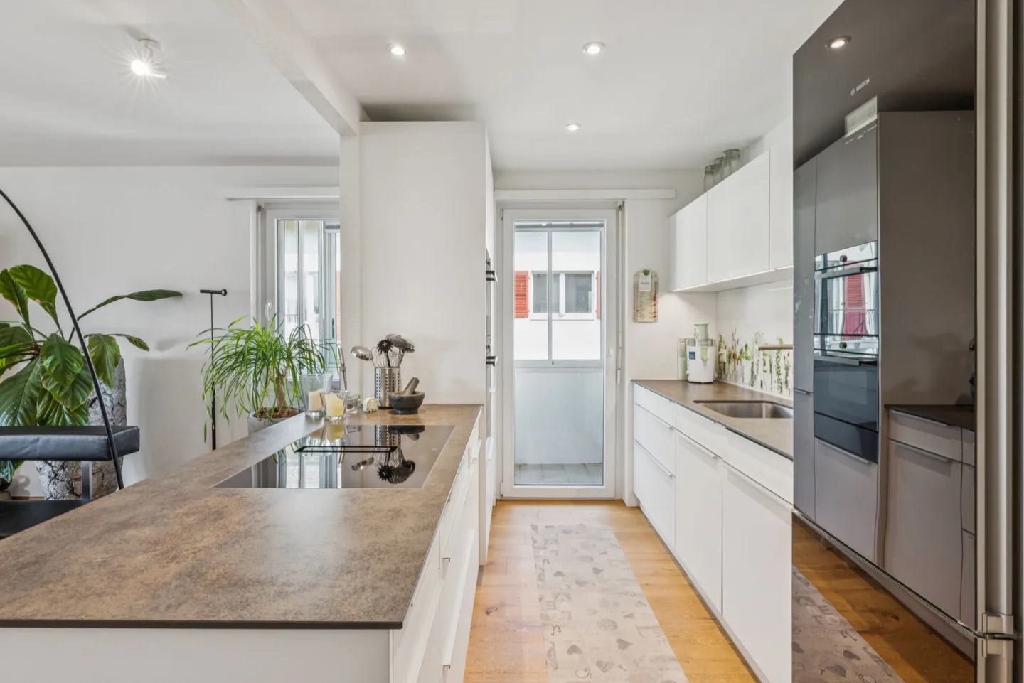 Appartamento modernizzato vicino alla città con garage e parcheggio esterno - Foto 3 di 13