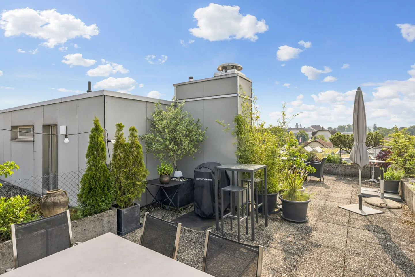 Appartamento modernizzato vicino alla città con garage e parcheggio esterno - Foto 11 di 13