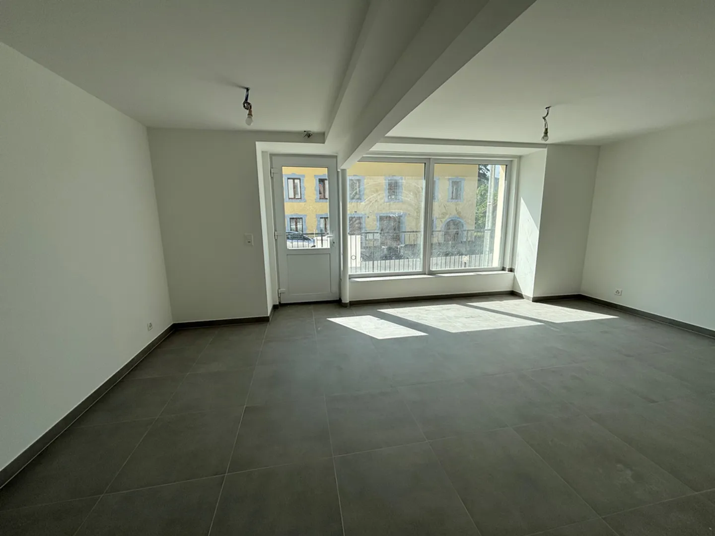 Neuer Gewerberaum mit Terrasse und Lager (1 MONAT MIETE GRATIS) - Foto 1 von 5