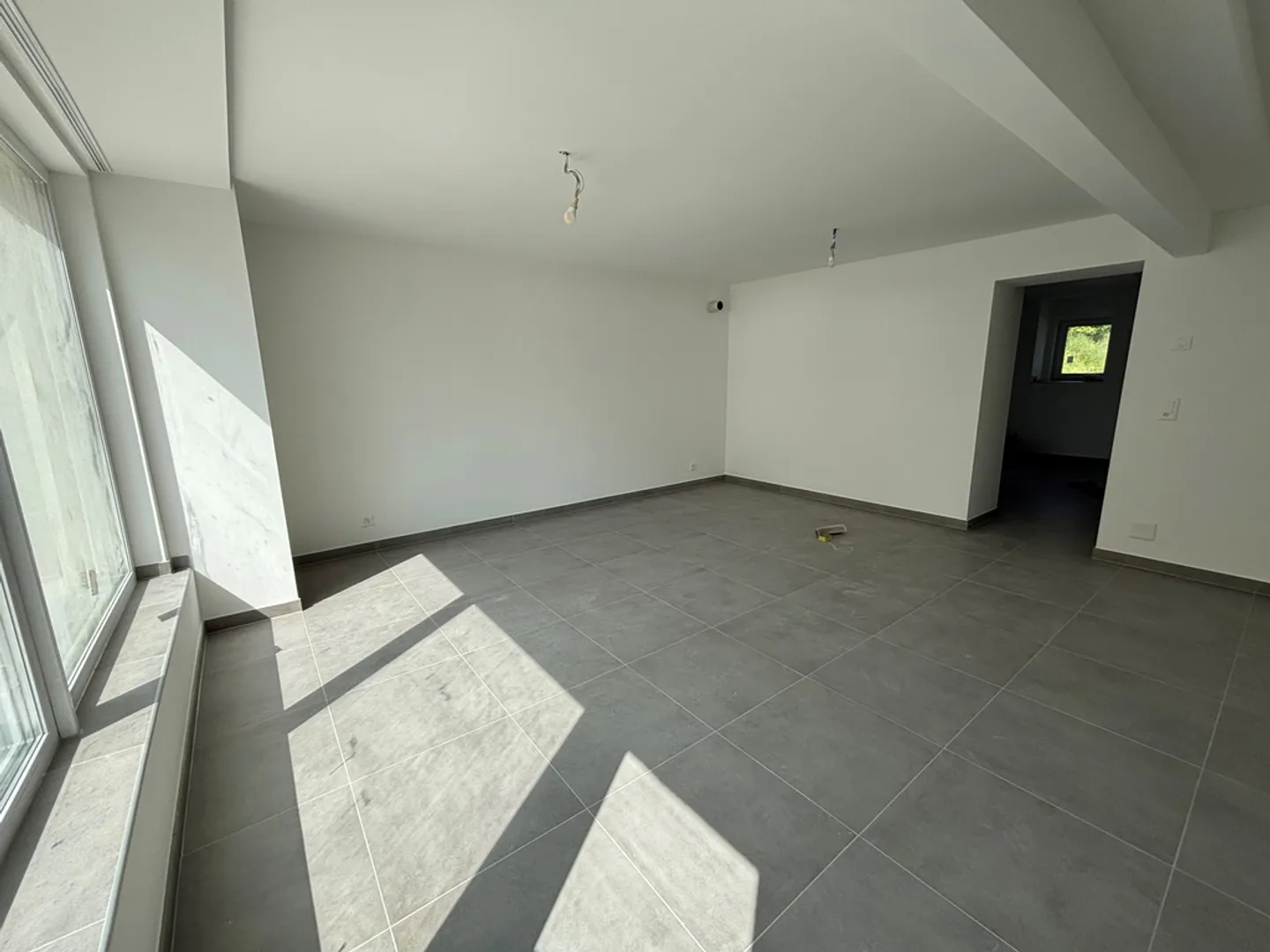 Neuer Gewerberaum mit Terrasse und Lager (1 MONAT MIETE GRATIS) - Foto 2 von 5
