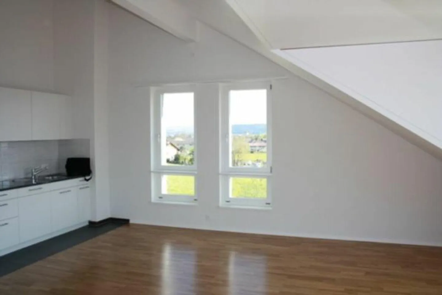 Attico soleggiato di 4,5 stanze con standard di proprietà condominiale - Foto 4 di 11