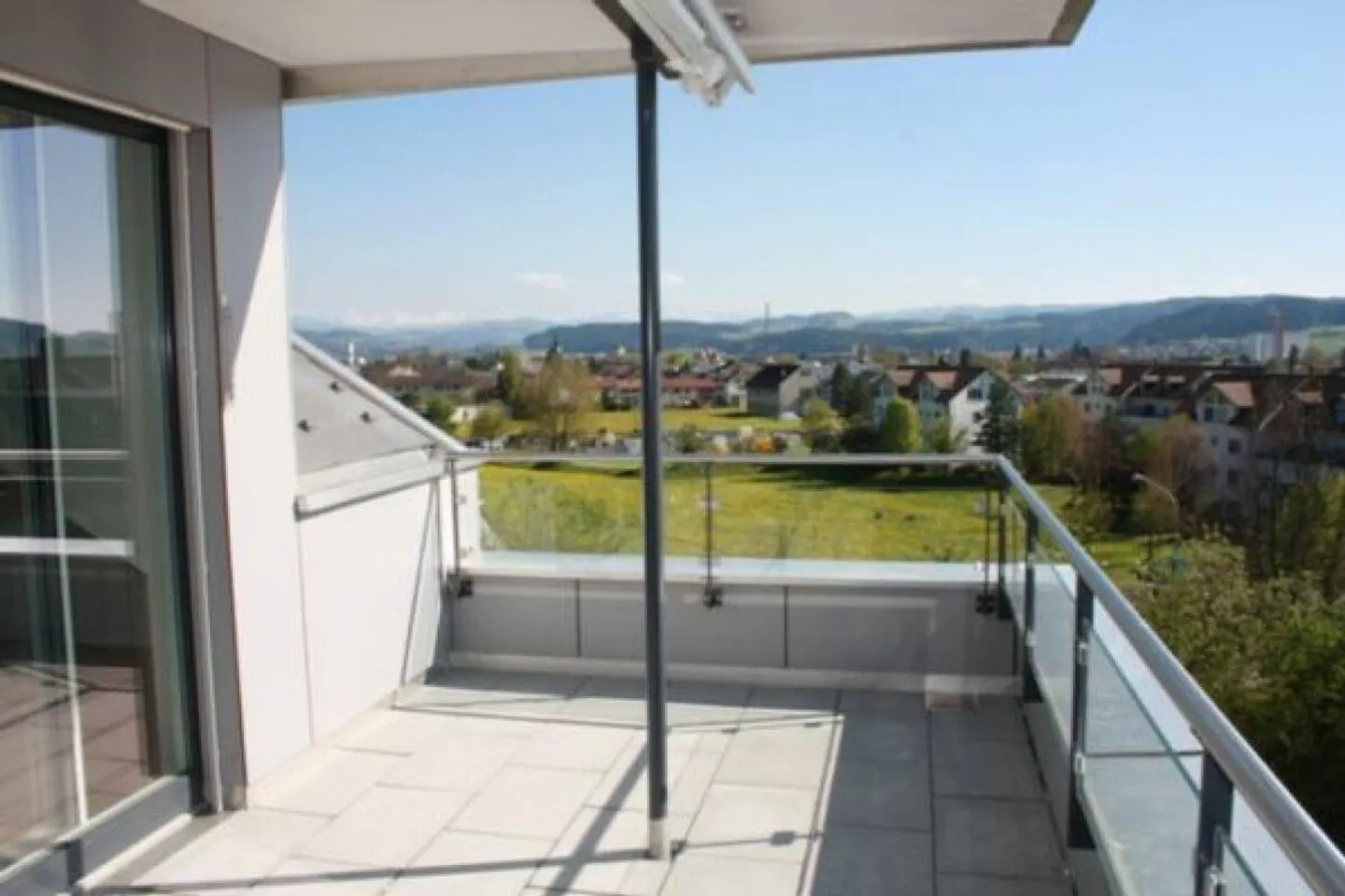 Attico soleggiato di 4,5 stanze con standard di proprietà condominiale - Foto 6 di 11