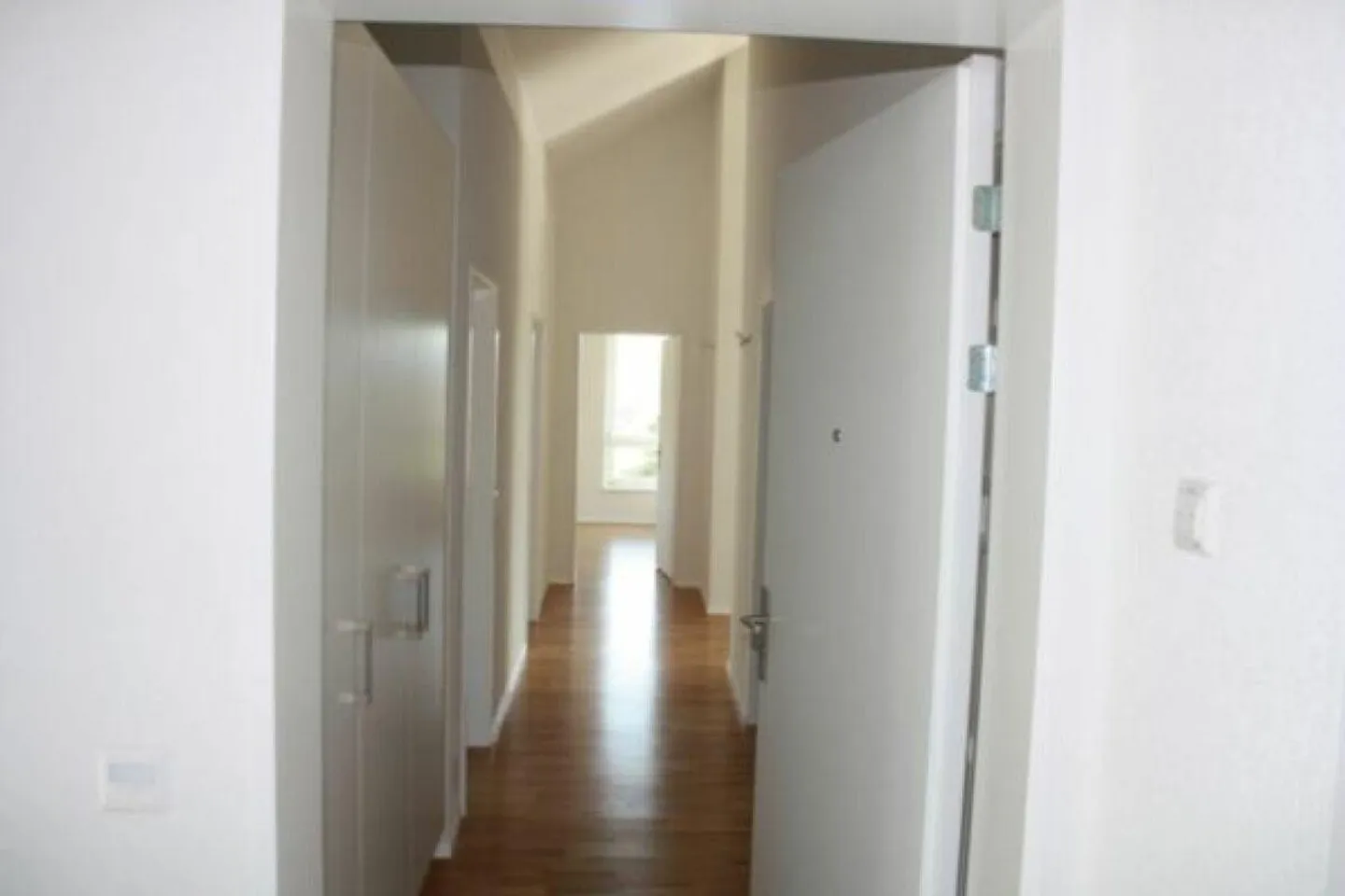 Attico soleggiato di 4,5 stanze con standard di proprietà condominiale - Foto 3 di 11
