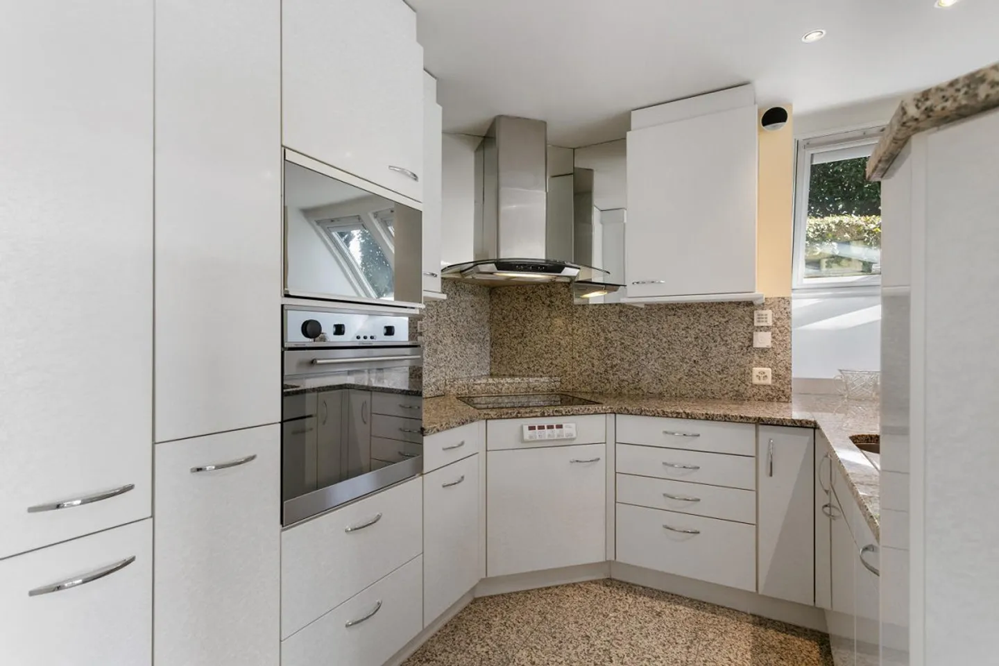 Garden apartment in a central location - Photo 4 of 9
