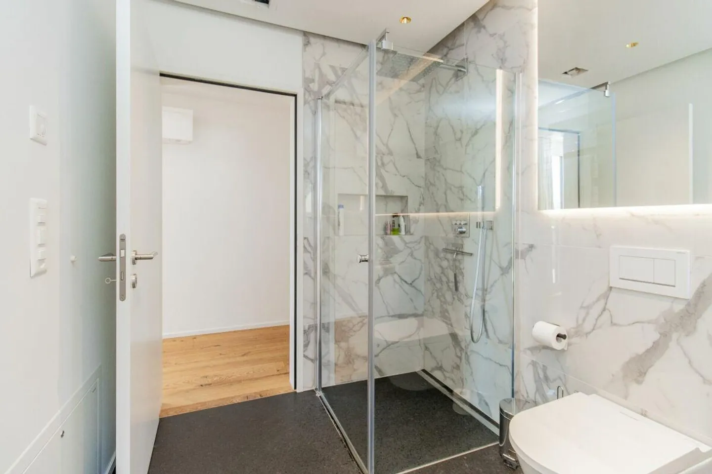 Le design rencontre le confort de vie - Maison individuelle de 5,5 pièces avec aménagement de haute qualité et piscine extérieure - Photo 16 sur 18