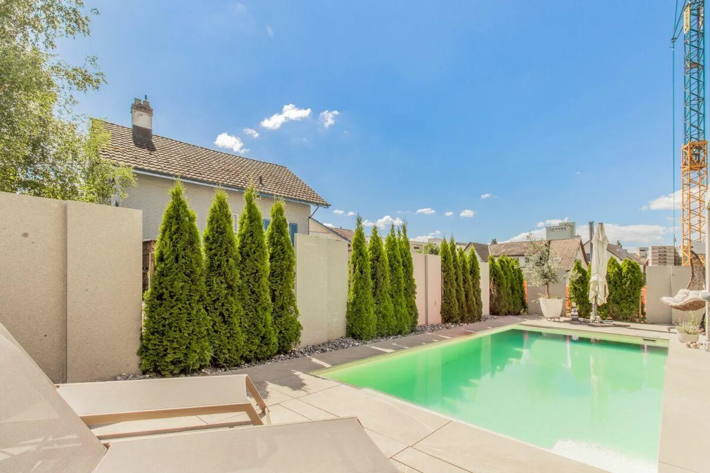 Le design rencontre le confort de vie - Maison individuelle de 5,5 pièces avec aménagement de haute qualité et piscine extérieure - Photo 5 sur 18