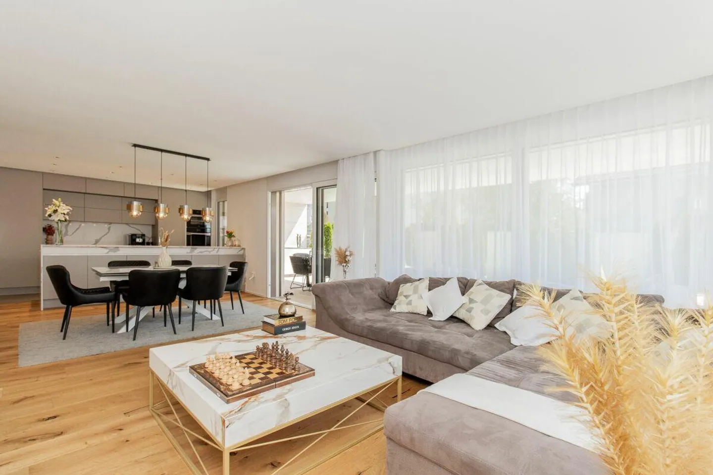 Le design rencontre le confort de vie - Maison individuelle de 5,5 pièces avec aménagement de haute qualité et piscine extérieure - Photo 8 sur 18