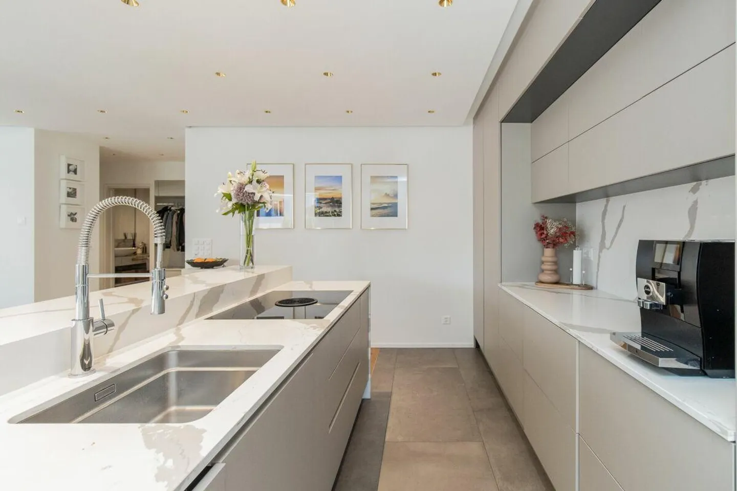 Le design rencontre le confort de vie - Maison individuelle de 5,5 pièces avec aménagement de haute qualité et piscine extérieure - Photo 10 sur 18