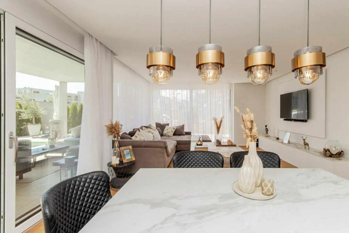 Le design rencontre le confort de vie - Maison individuelle de 5,5 pièces avec aménagement de haute qualité et piscine extérieure - Photo 12 sur 18