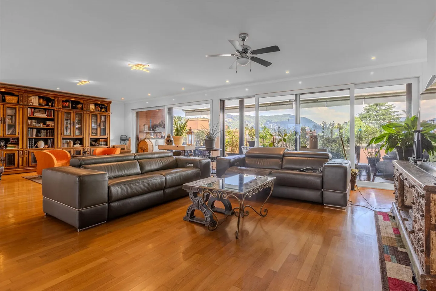 ÉNORME SUPER-PENTHOUSE 4.5 PIÈCES COMME NEUF À AGNO - Photo 1 sur 9