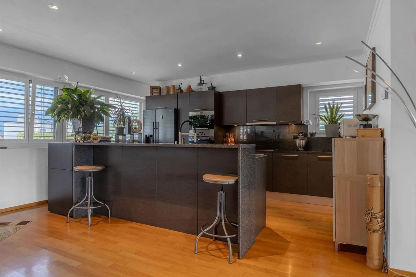 ÉNORME SUPER-PENTHOUSE 4.5 PIÈCES COMME NEUF À AGNO - Photo 3 sur 9