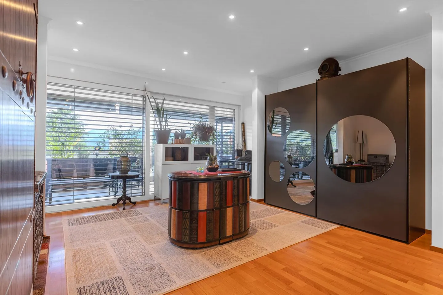 ÉNORME SUPER-PENTHOUSE 4.5 PIÈCES COMME NEUF À AGNO - Photo 6 sur 9