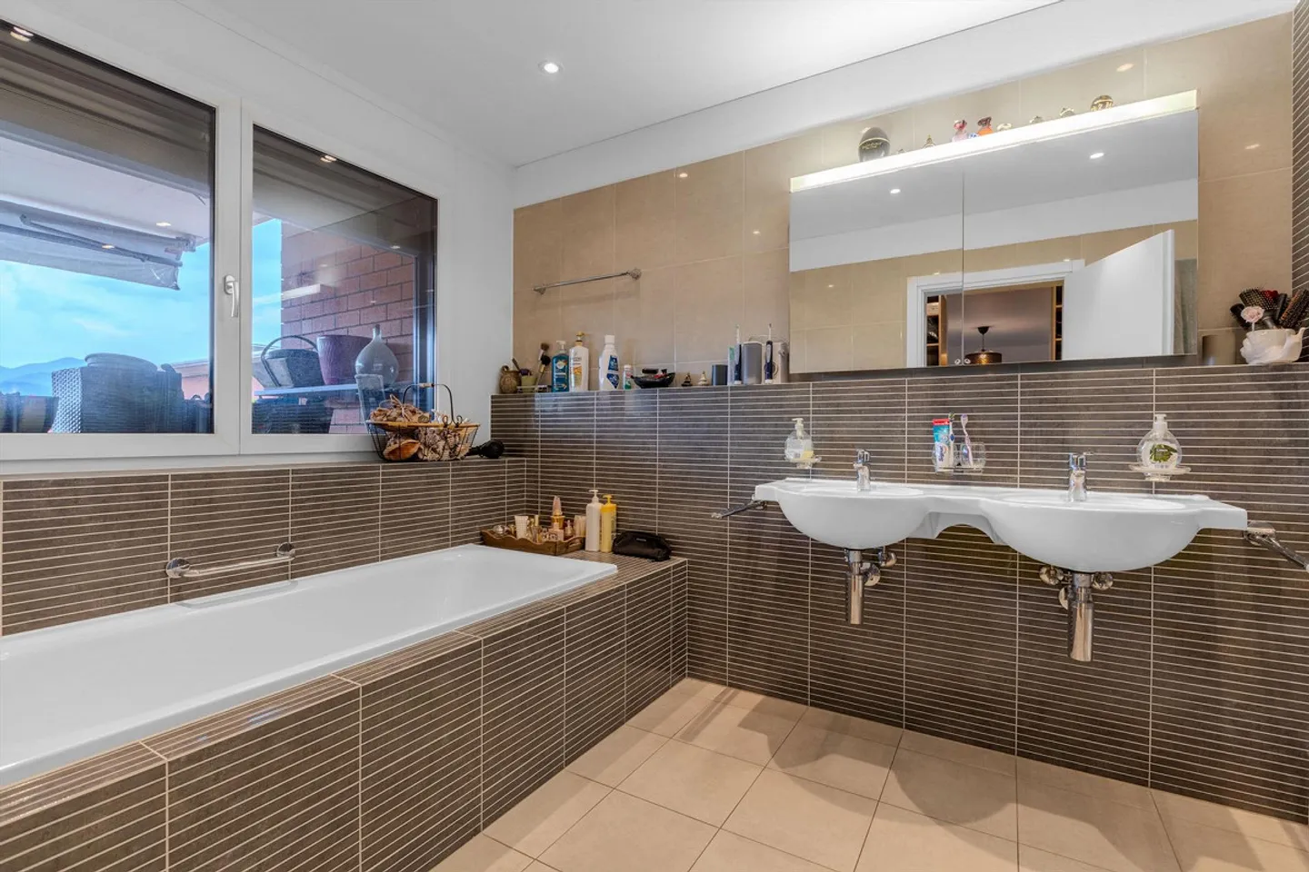 ÉNORME SUPER-PENTHOUSE 4.5 PIÈCES COMME NEUF À AGNO - Photo 8 sur 9