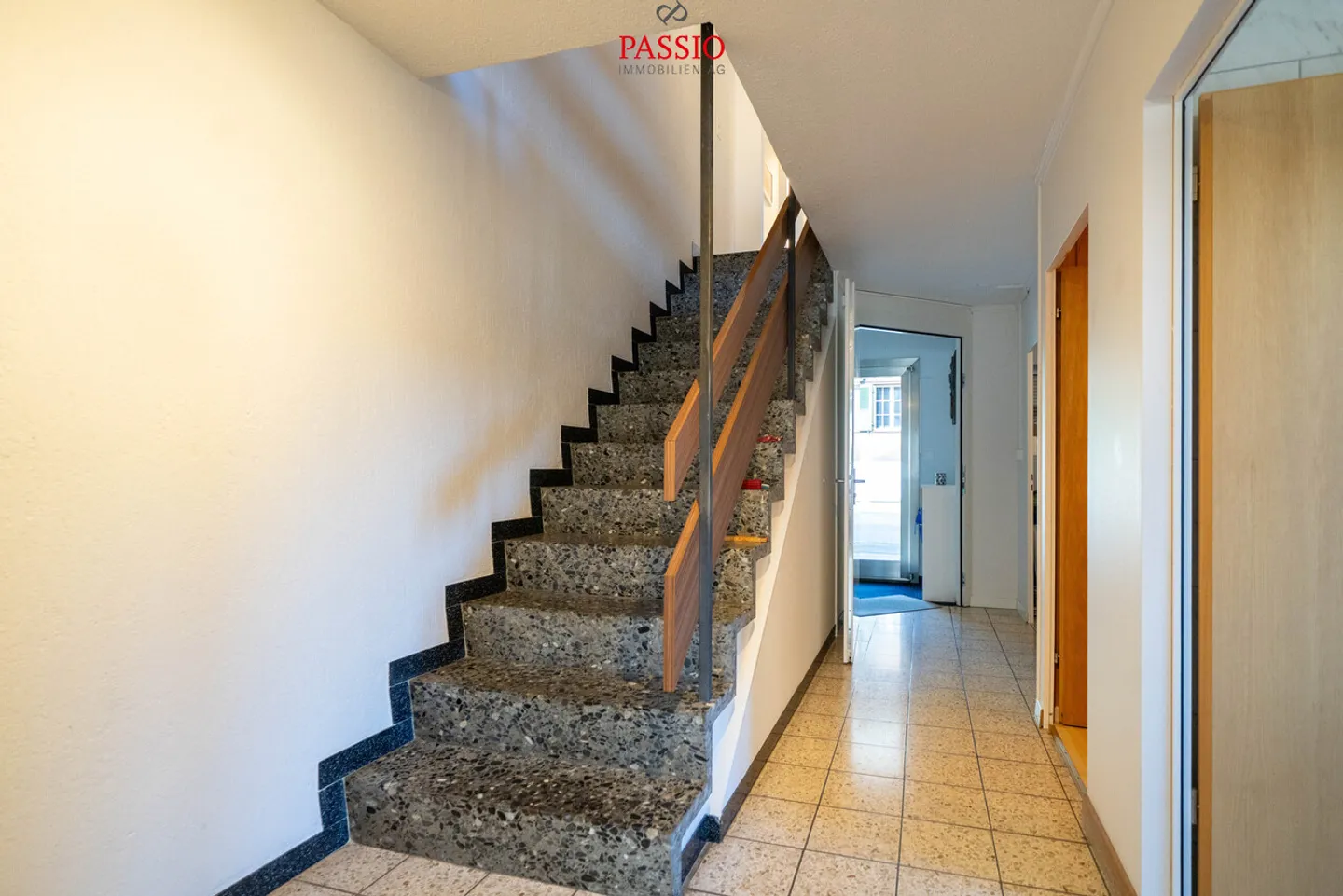 Casa bifamiliare di 7,5 stanze con vista lago e potenziale - Foto 17 di 34