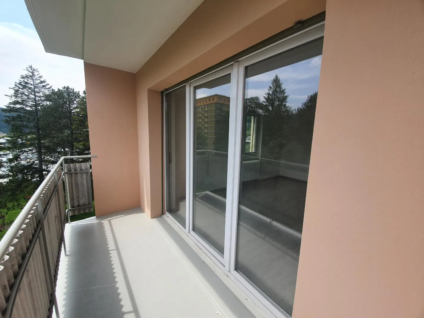Luminoso appartamento di 3,5 stanze con balcone - Foto 4 di 9