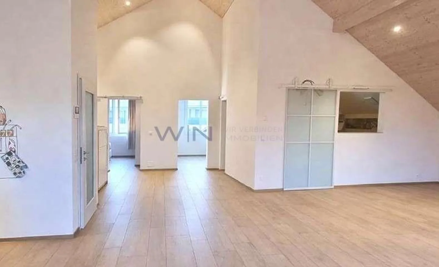 Appartement confortable inondé de lumière avec ascenseur privé - Photo 3 sur 10