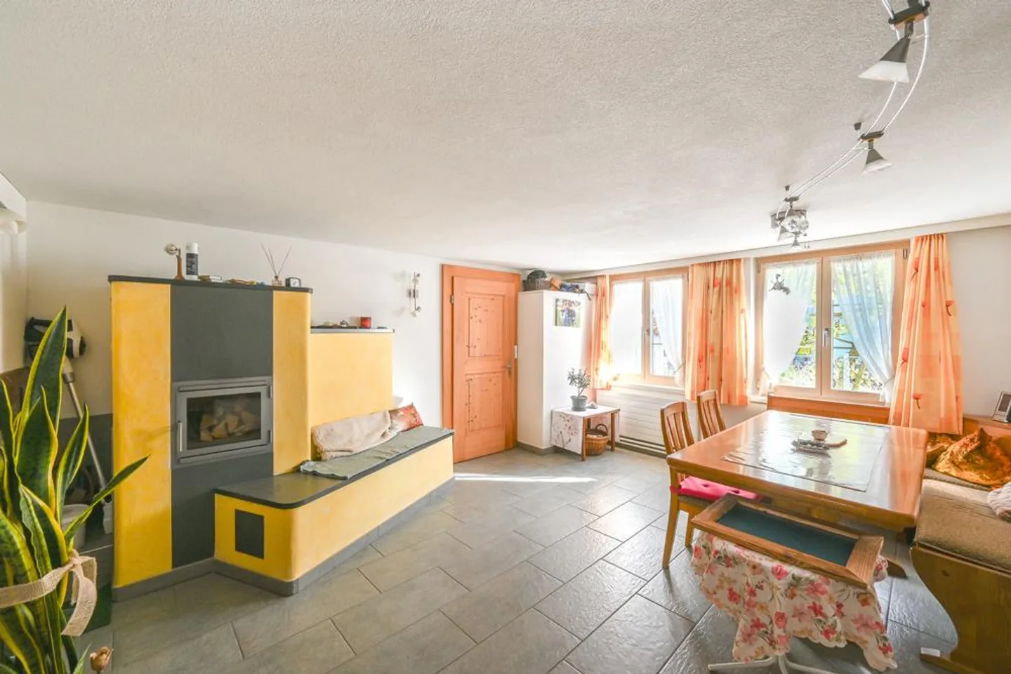 Idyllic Home with Barn, Garden, and Apartment - Photo 2 of 9