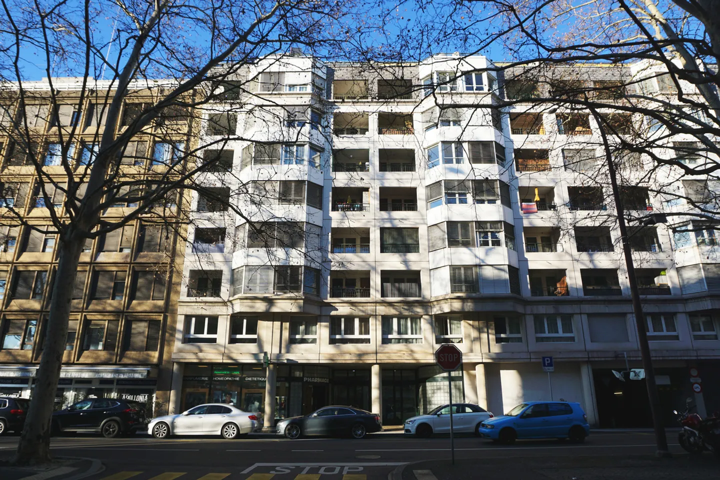 Mehrere sichere Innenparkplätze verfügbar, unter dem Einkaufszentrum P - Foto 1 von 1