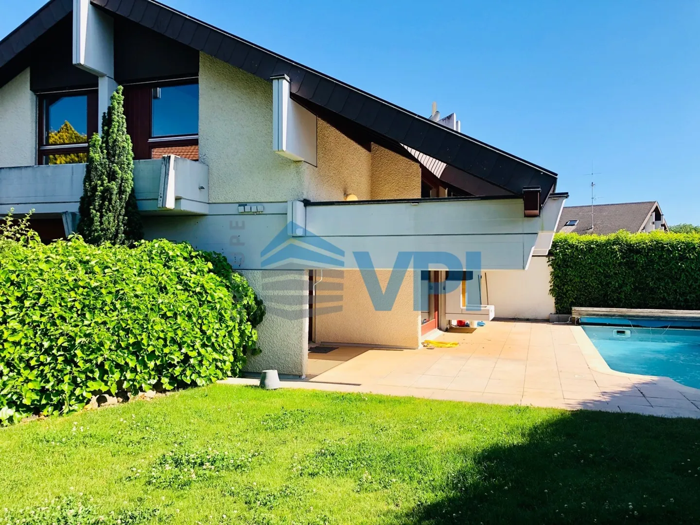 Commugny - Maison de 250m2 avec piscine - Photo 1 sur 18