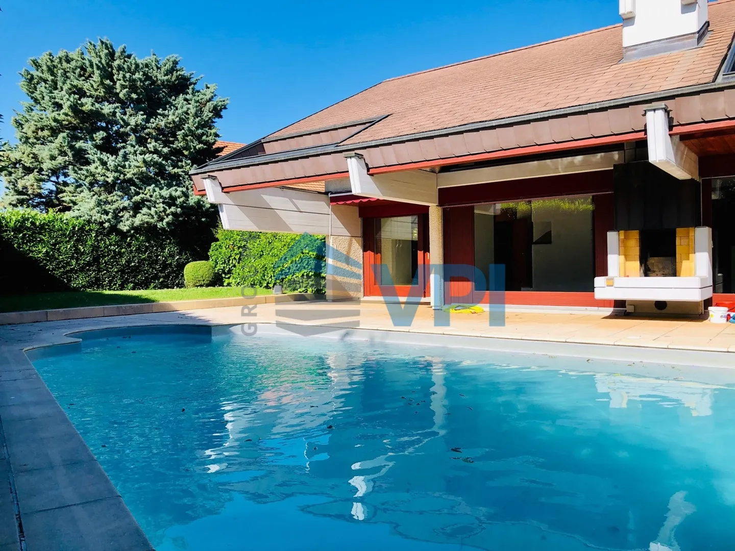 Commugny - Maison de 250m2 avec piscine - Photo 2 sur 18