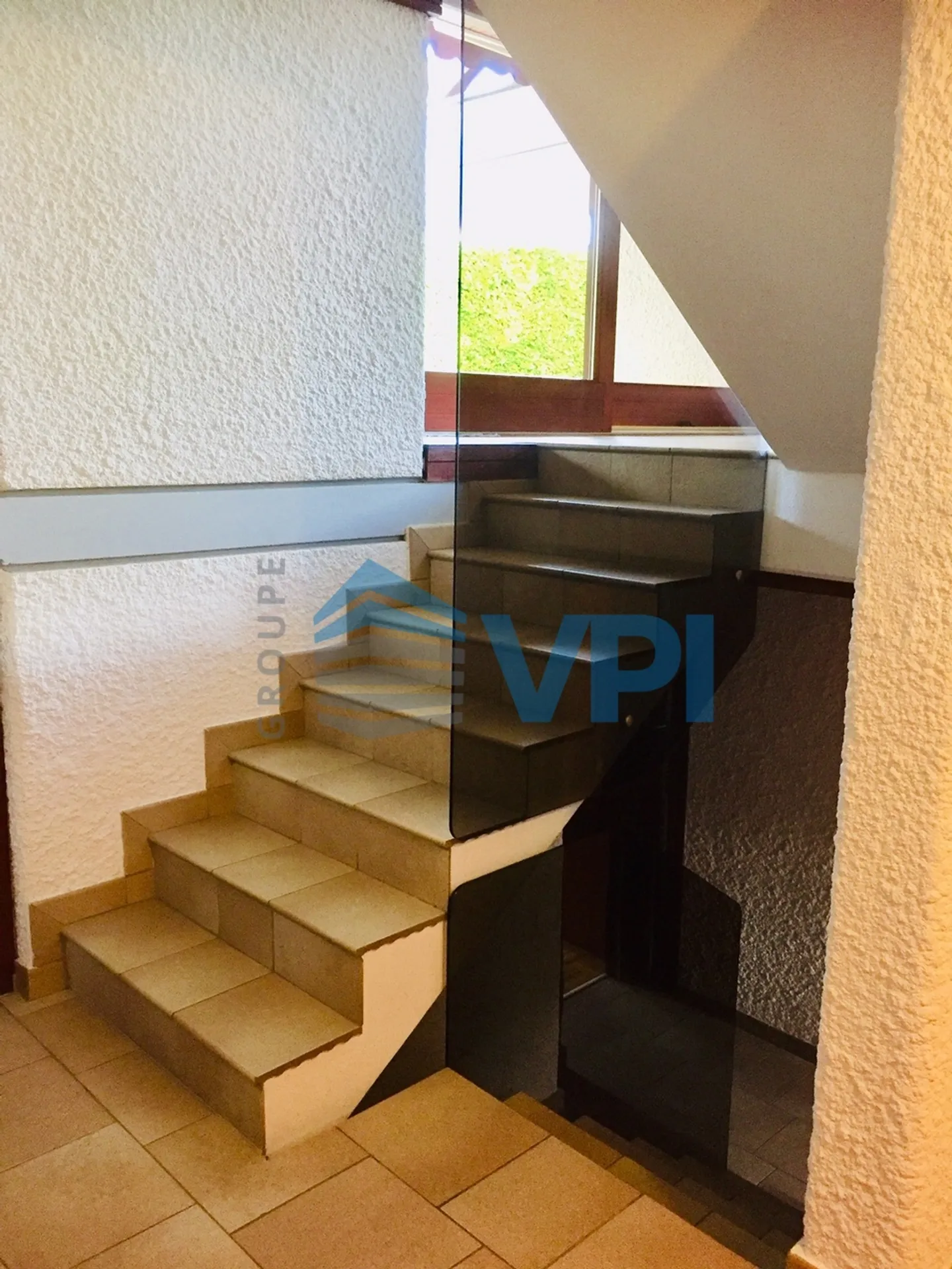 Commugny - Maison de 250m2 avec piscine - Photo 14 sur 18