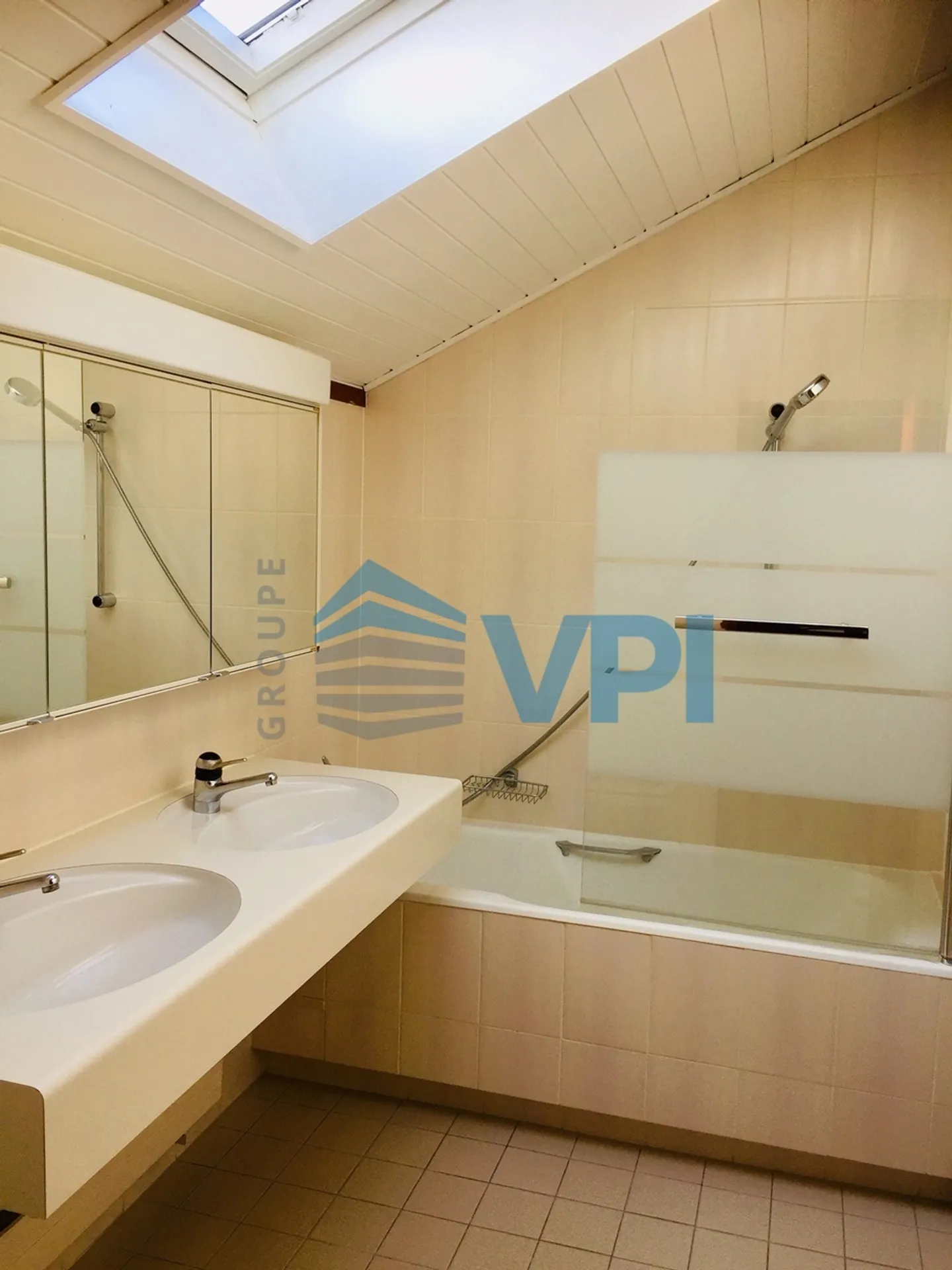 Commugny - Maison de 250m2 avec piscine - Photo 18 sur 18