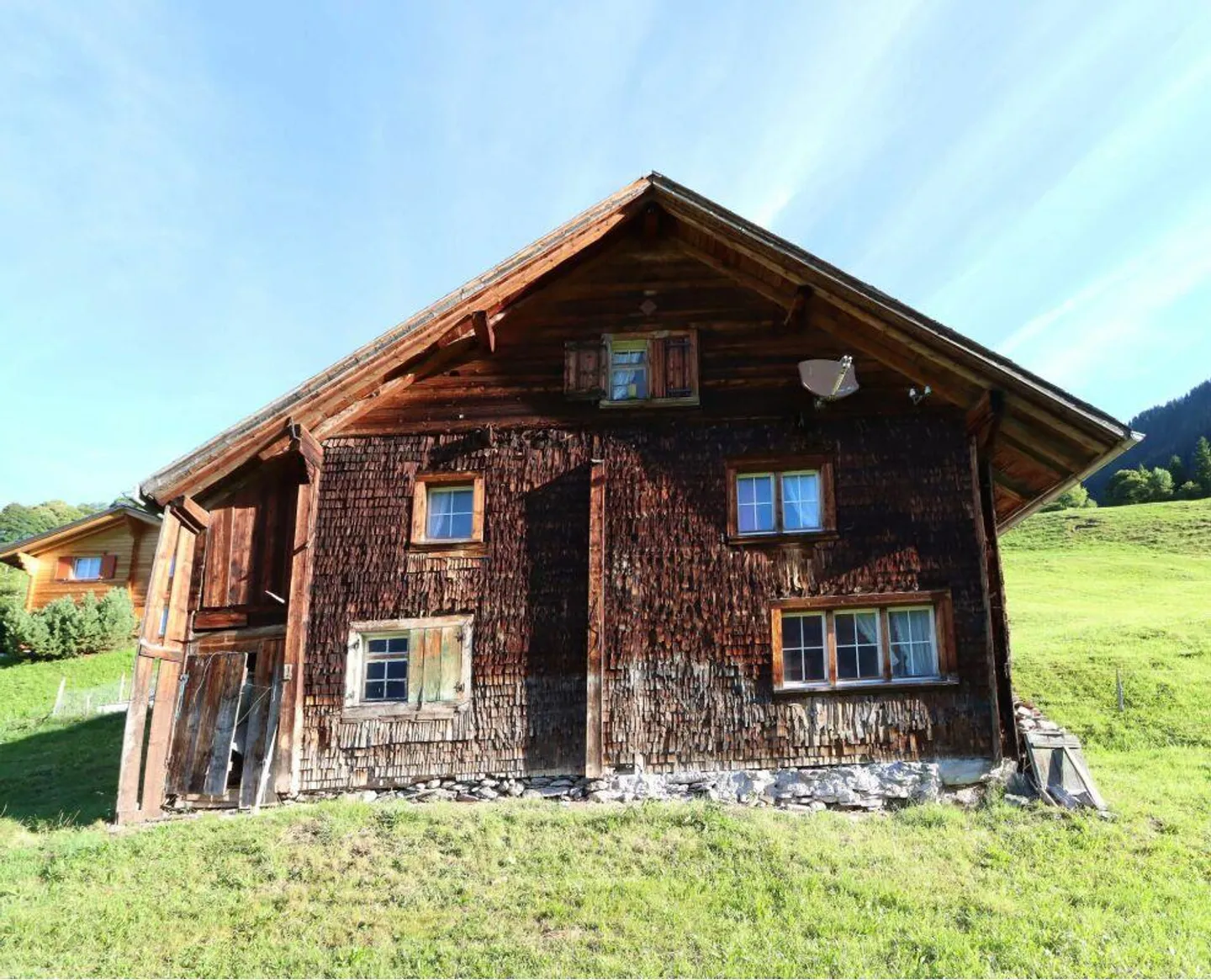 Freistehendes Ferienhaus mit Umschwung an einmaliger Lage mit traum... - Foto 2 von 15