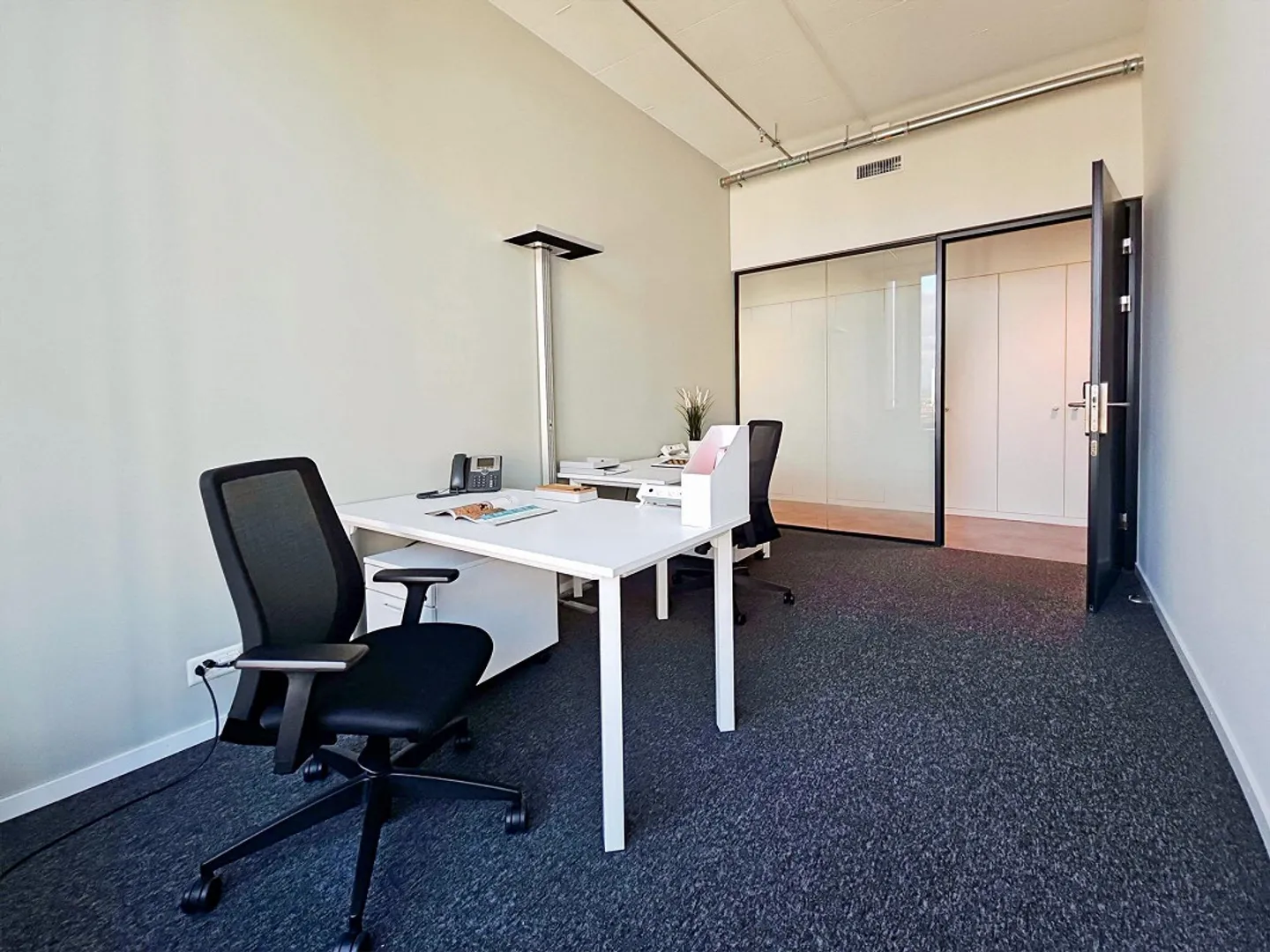 Privates Büro für 2 in Regus - Foto 1 von 10