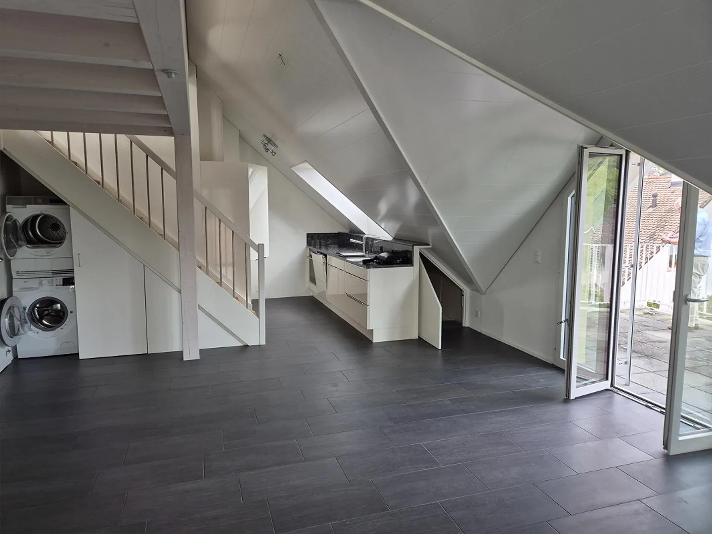 Bella e spaziosa appartamento di 3,5 stanze con galleria nel verde - Foto 2 di 14