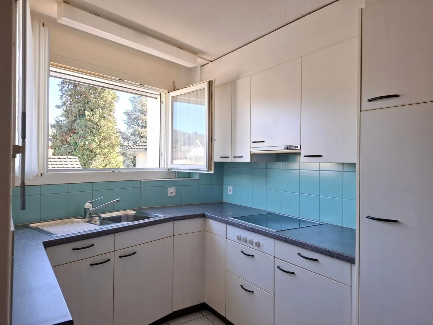 Central Apartment with Balcony - Photo 6 of 13