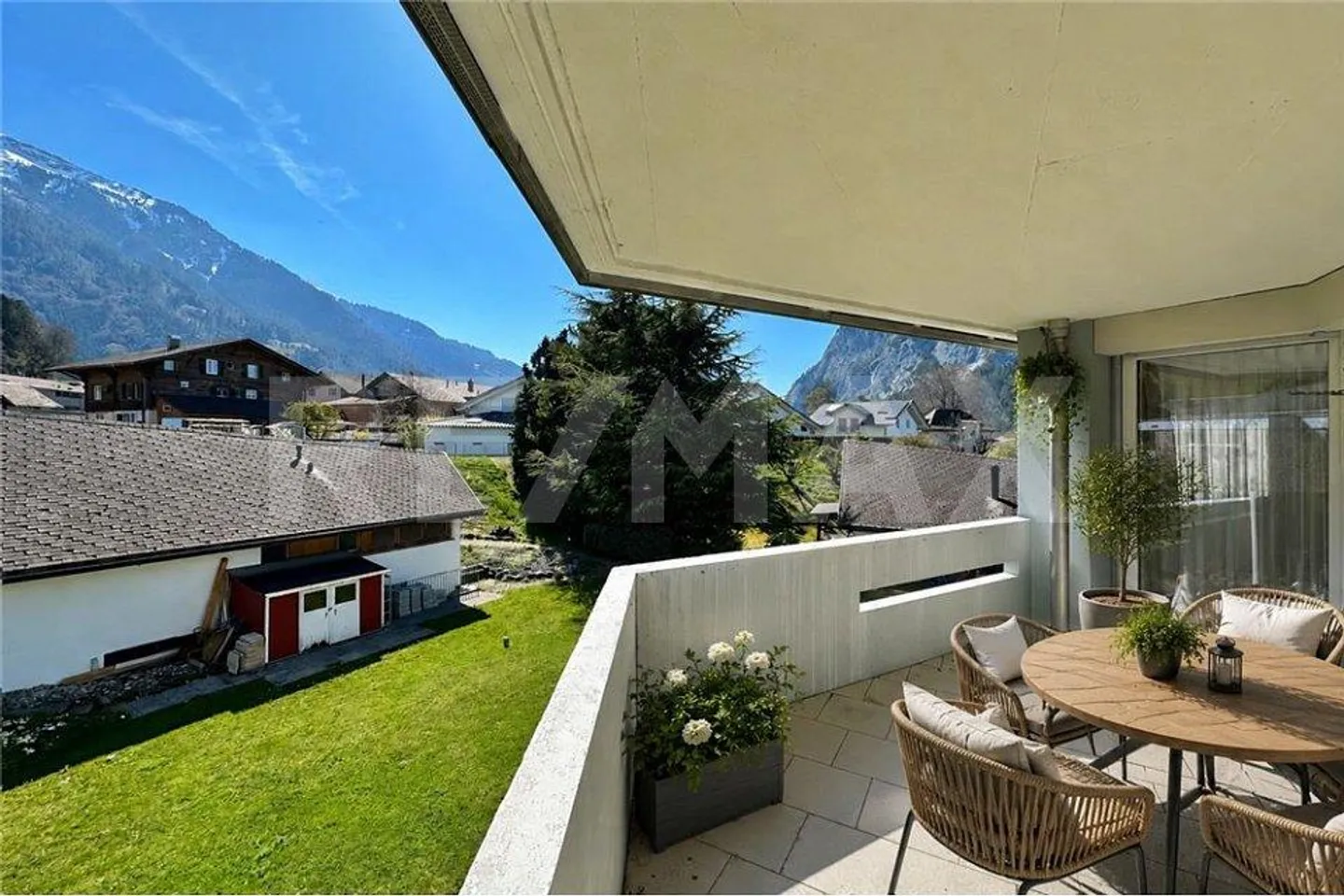 Spacious 2½-room apartment with balcony and mountain view - ideal for living or renting - Photo 2 of 13