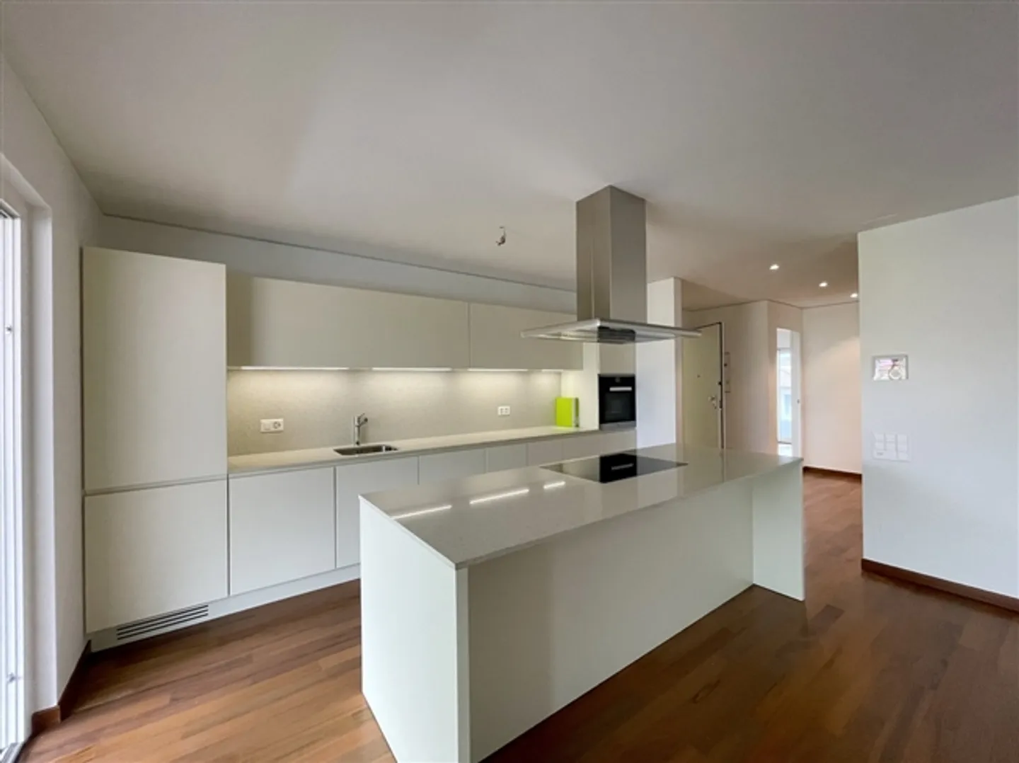 NOUVEAU PRIX - MAGNIFIQUE ET SPACIEUX APPARTEMENT DE 5.5 PIÈCES - Photo 1 sur 9