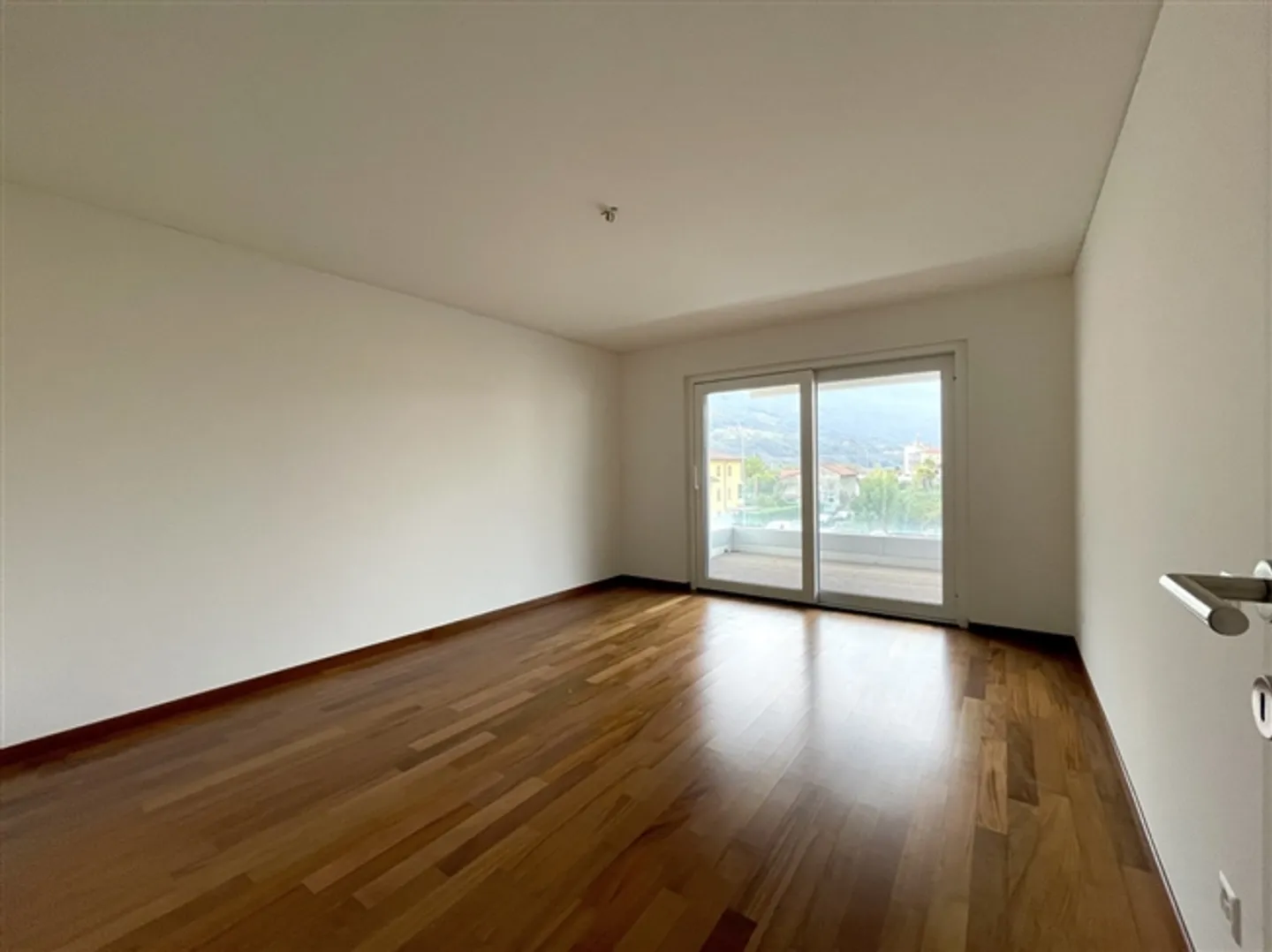 NOUVEAU PRIX - MAGNIFIQUE ET SPACIEUX APPARTEMENT DE 5.5 PIÈCES - Photo 4 sur 9