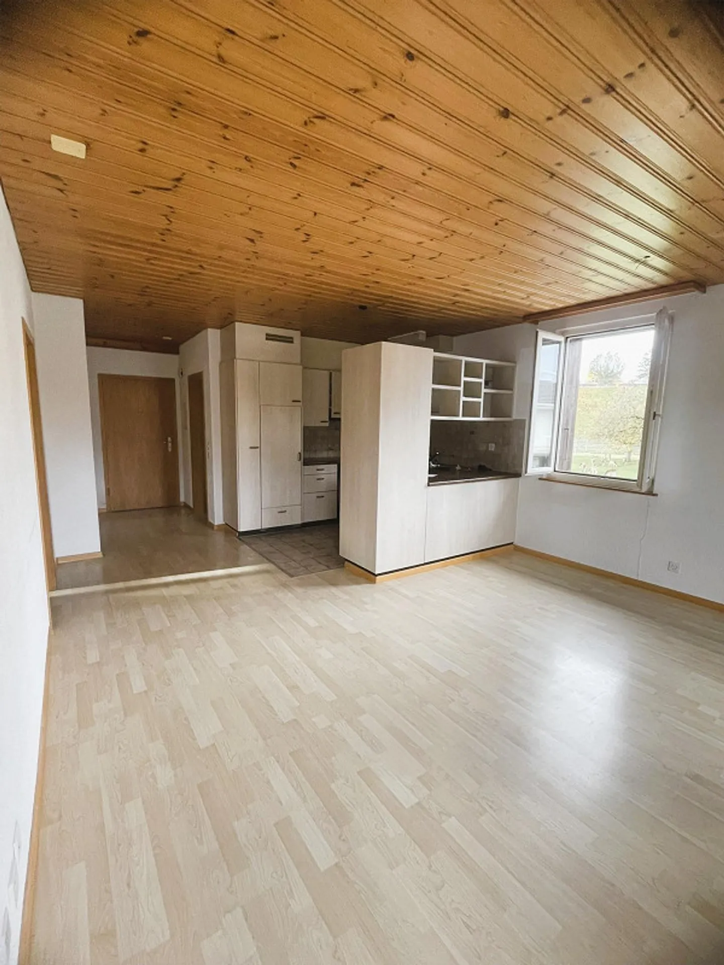 Incantevole appartamento d'epoca con 4 camere in posizione centrale a Bätterkinden - Foto 1 di 8