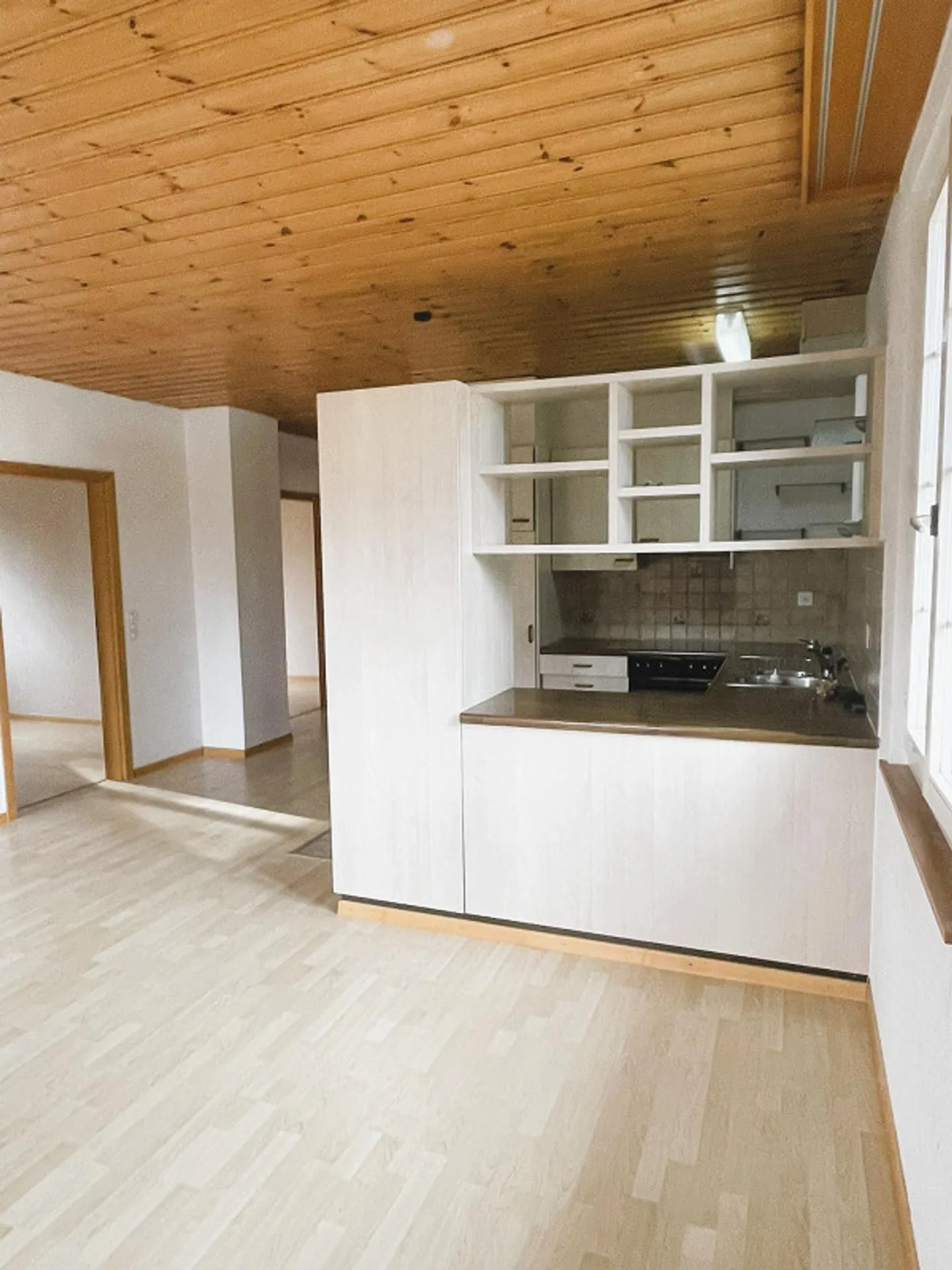 Incantevole appartamento d'epoca con 4 camere in posizione centrale a Bätterkinden - Foto 2 di 8