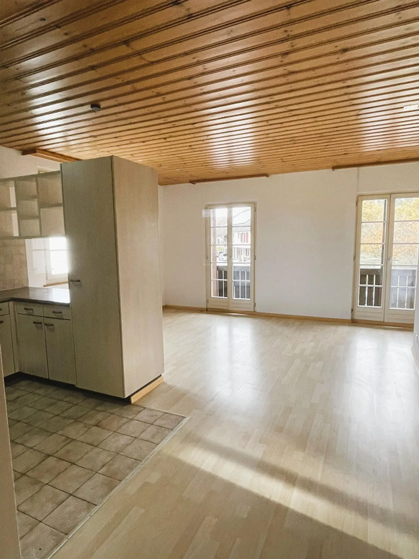 Incantevole appartamento d'epoca con 4 camere in posizione centrale a Bätterkinden - Foto 3 di 8