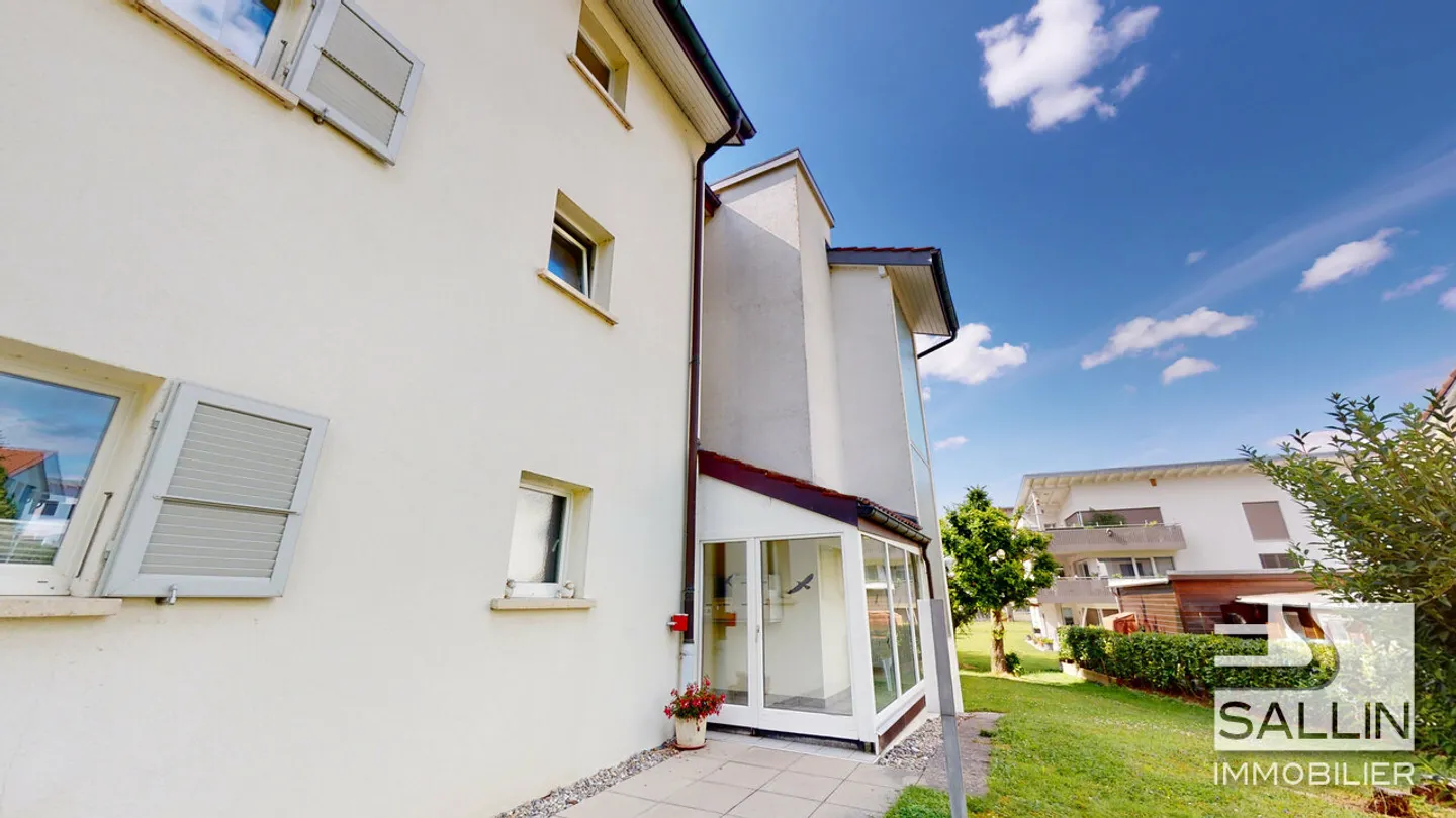 "APPARTEMENT 3,5 CHAMBRES RÉNOVÉ" - Photo 1 sur 14