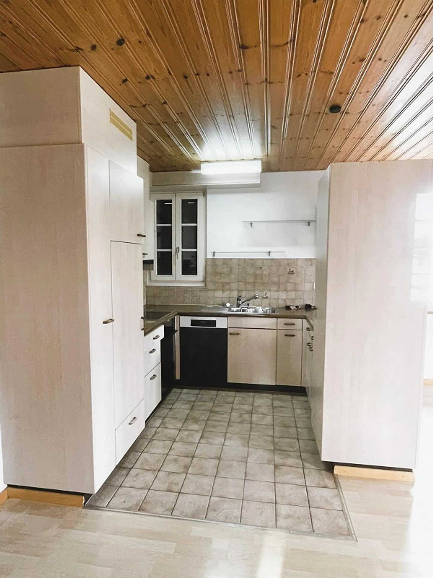 Incantevole appartamento d'epoca con 4 camere in posizione centrale a Bätterkinden - Foto 4 di 8